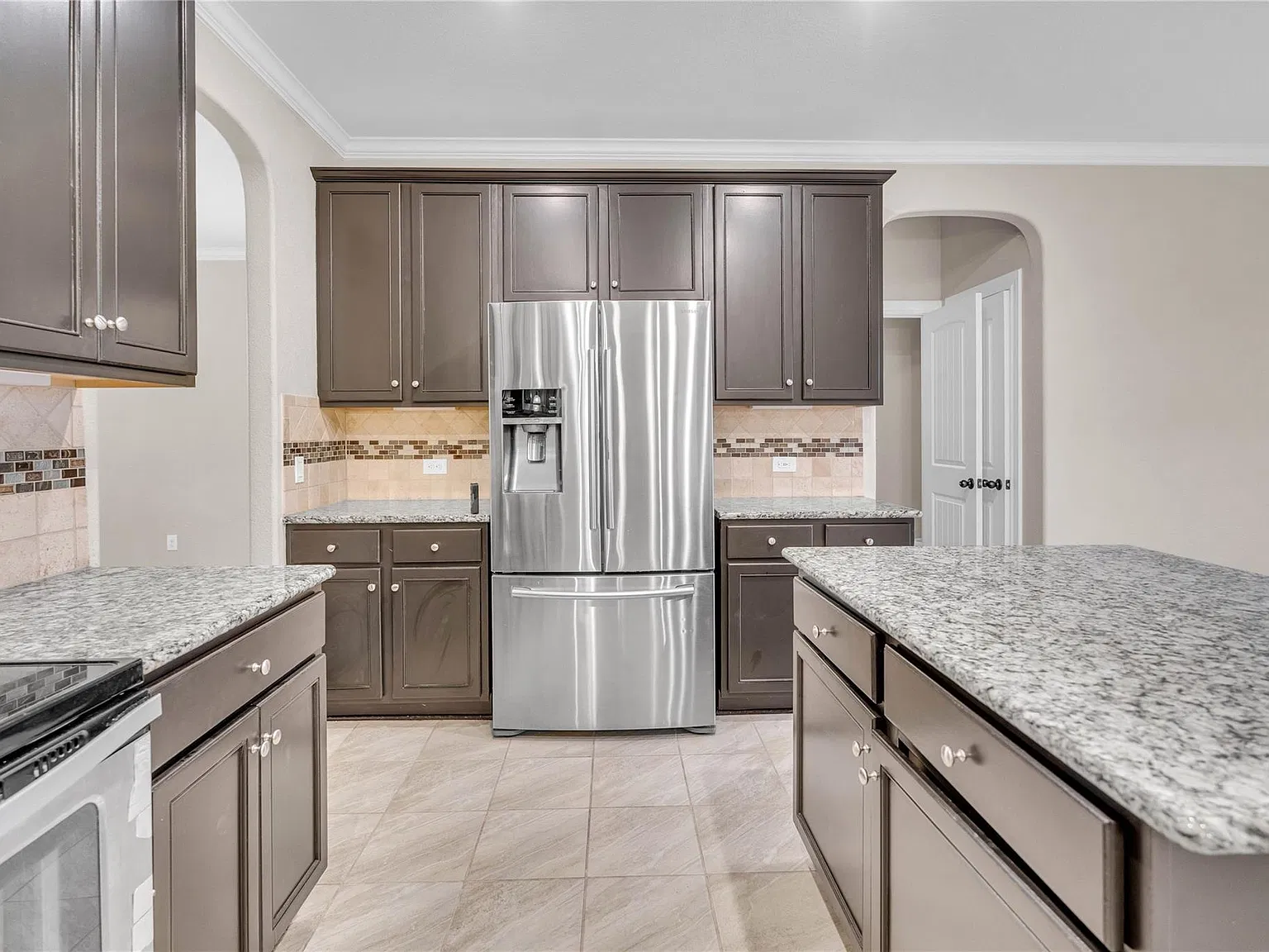 4 bed, 2.5 bath, 3301 sqft, $2,800 — Photo 4