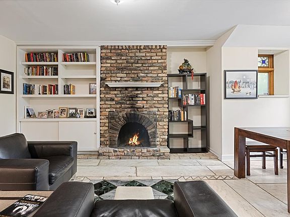 4th image of 824 W Oakdale Ave #G