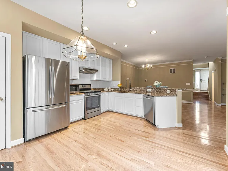 6002 Saint Hubert Ln — Photo 5
