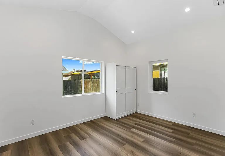 420 N Batavia St — Photo 4