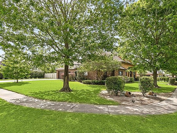 2nd image of 207 Lac Verret Dr
