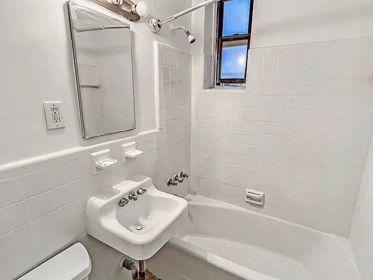 207 E 15th St #2K — Photo 7