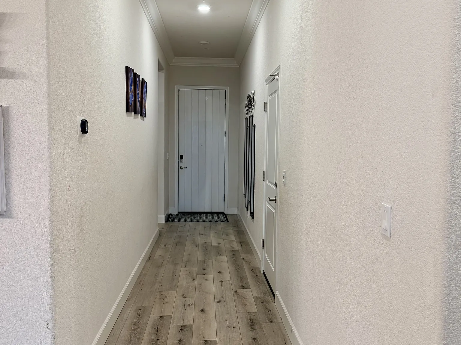 3 bed, 1913 sqft, $3,290 — Photo 2