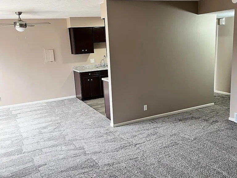 Bristol Square Apartments — Photo 19