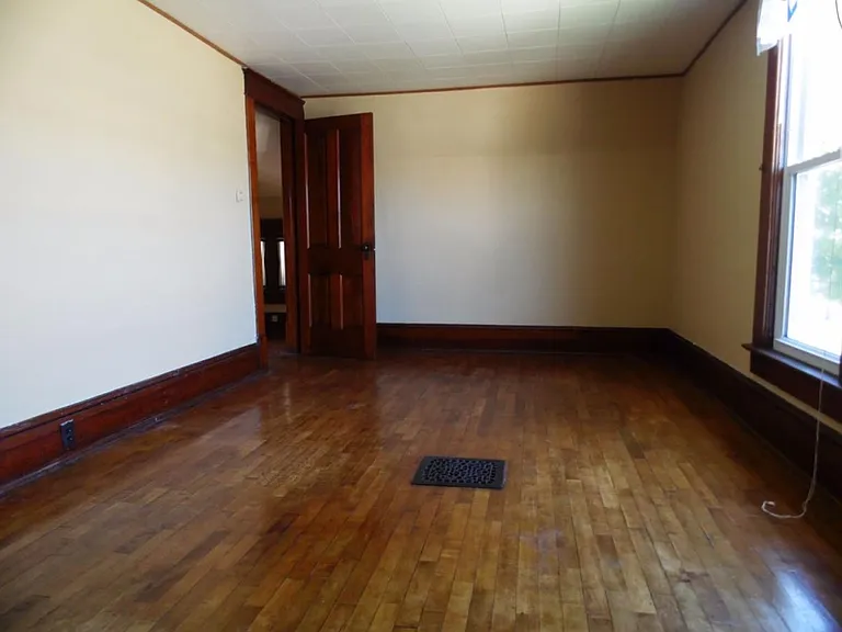 129 N John St — Photo 12