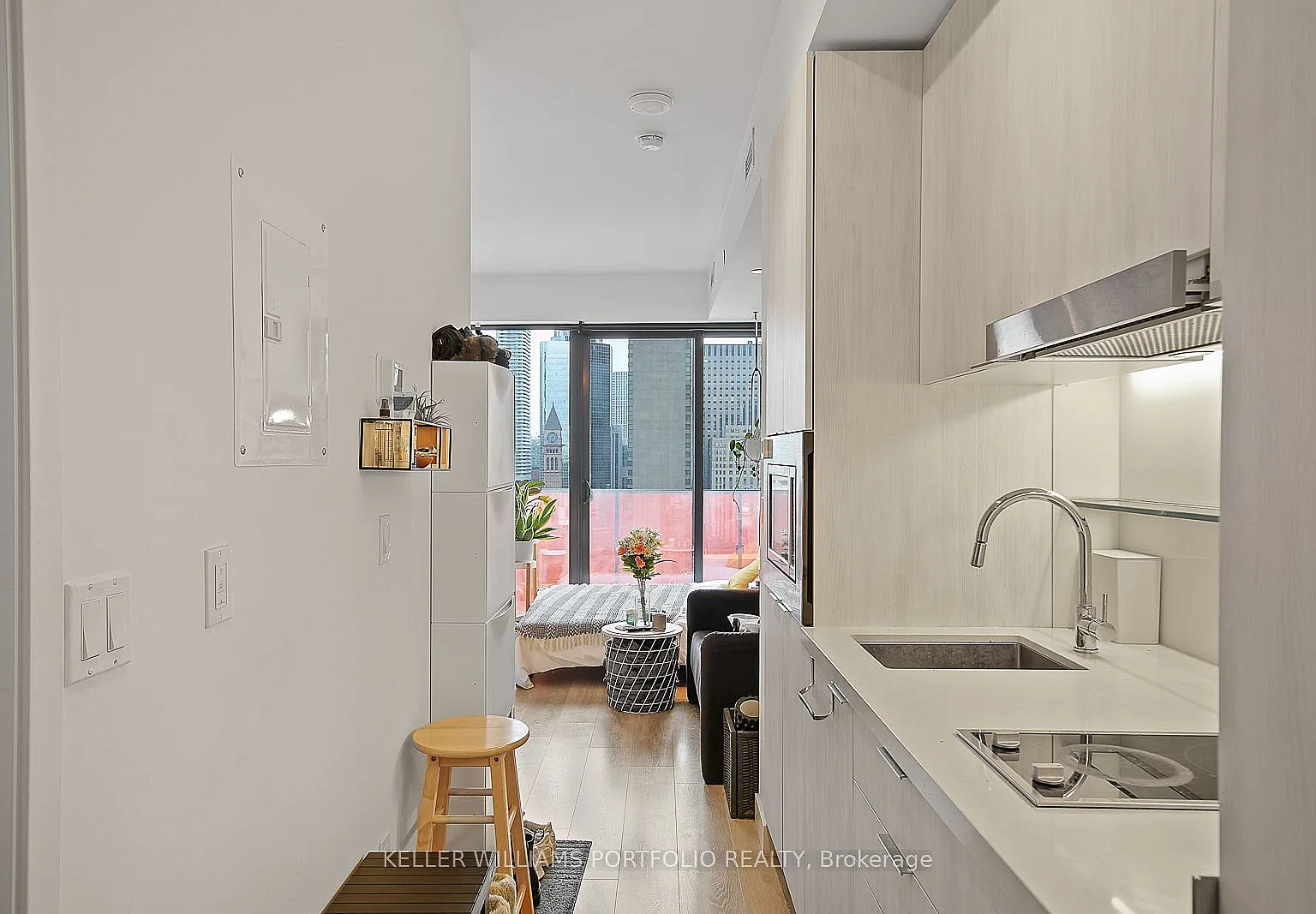 215 Queen St W — Photo 1