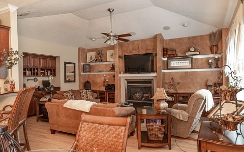 3rd image of 285 SW Royal Ct