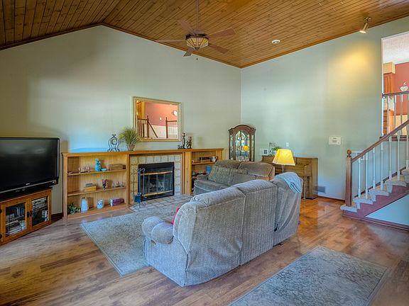 Living room w/vaulted ceilin