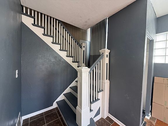 3rd image of 930 W Park Ave