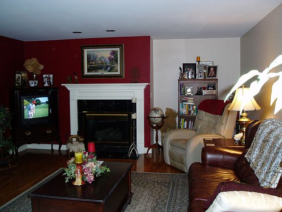 Living room w/ fireplace