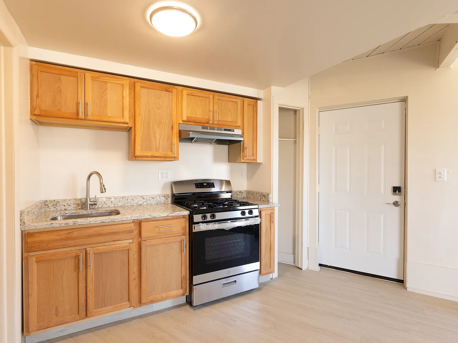 2 bed, 1.5 bath, 1000 sqft, $1,300 — Photo 3