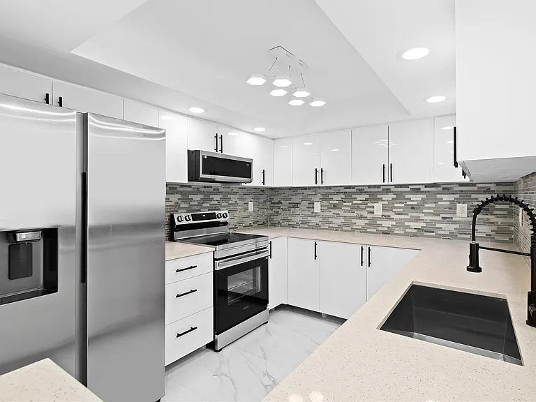 800 Parkview Dr #718 — Photo 4