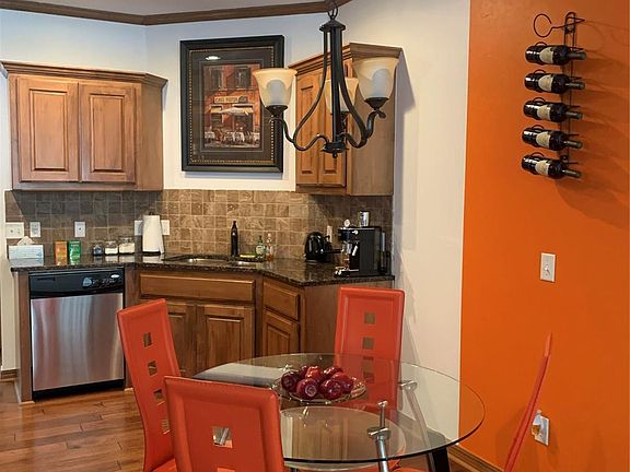 5th image of 304 Lakeshore Dr #304