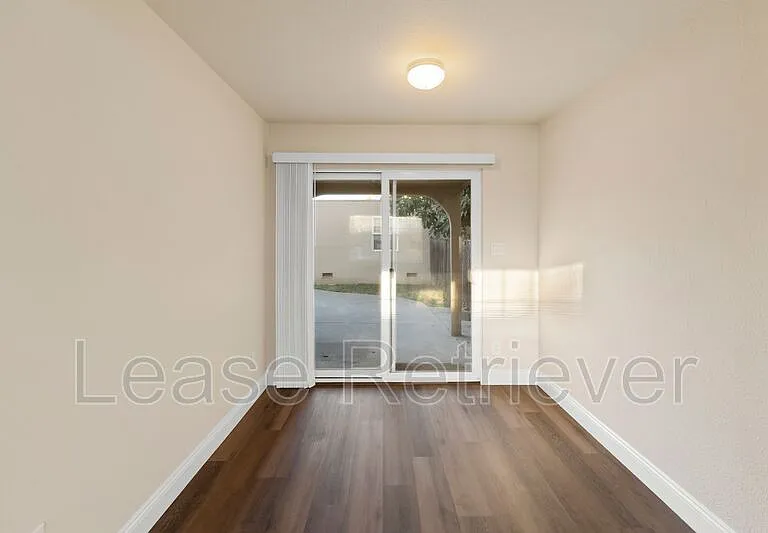 940 Palm Cir — Photo 17