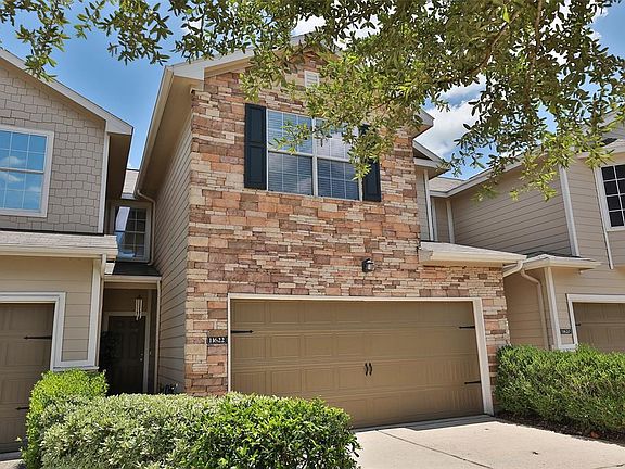 THIS TOWNHOME HAS DOUBLE PANE WINDOWS FOR GREAT ENERGY EFFICIENCY!