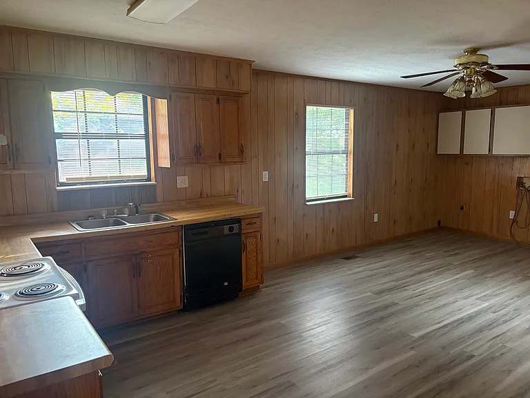 222 W Wheeler St — Photo 4