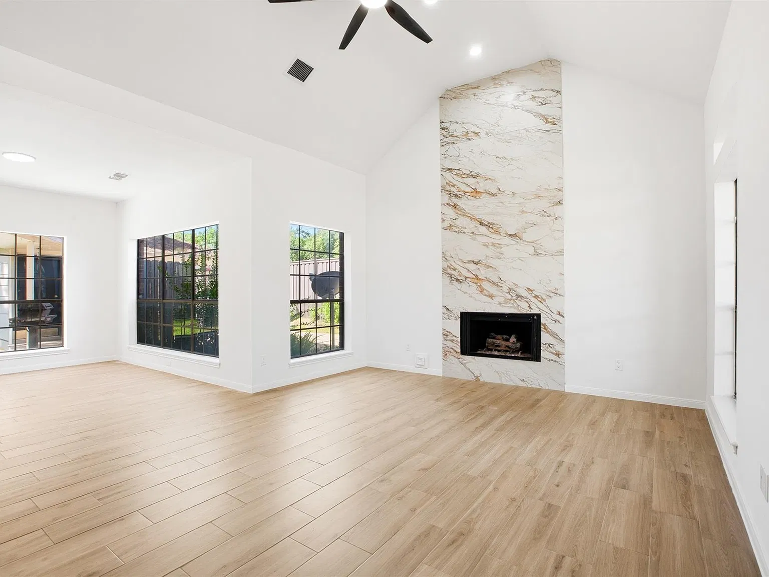 3 bed, 2.5 bath, 2323 sqft, $2,700 — Photo 3
