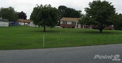 258 Kathy Ct front yard