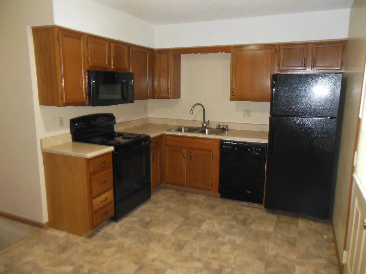 605 NE English Manor Dr — Photo 4