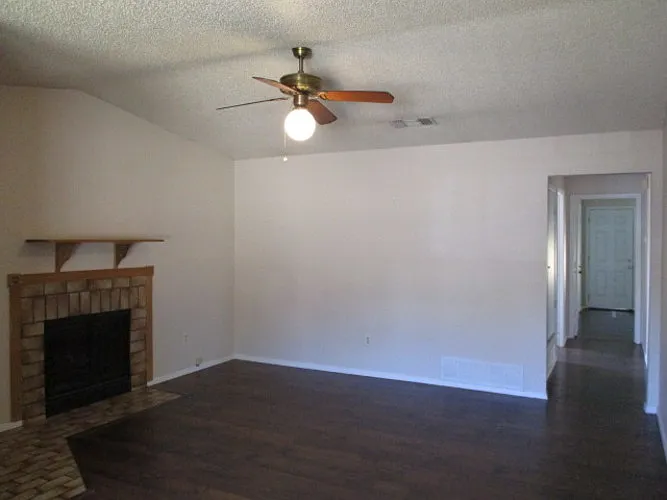 121 Oakwood Ln — Photo 3