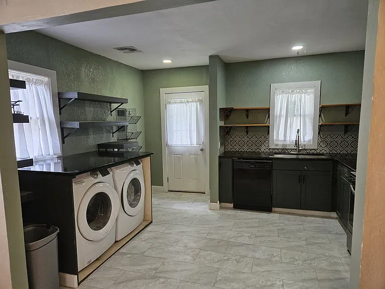 1503 N Broadway Ave — Photo 2