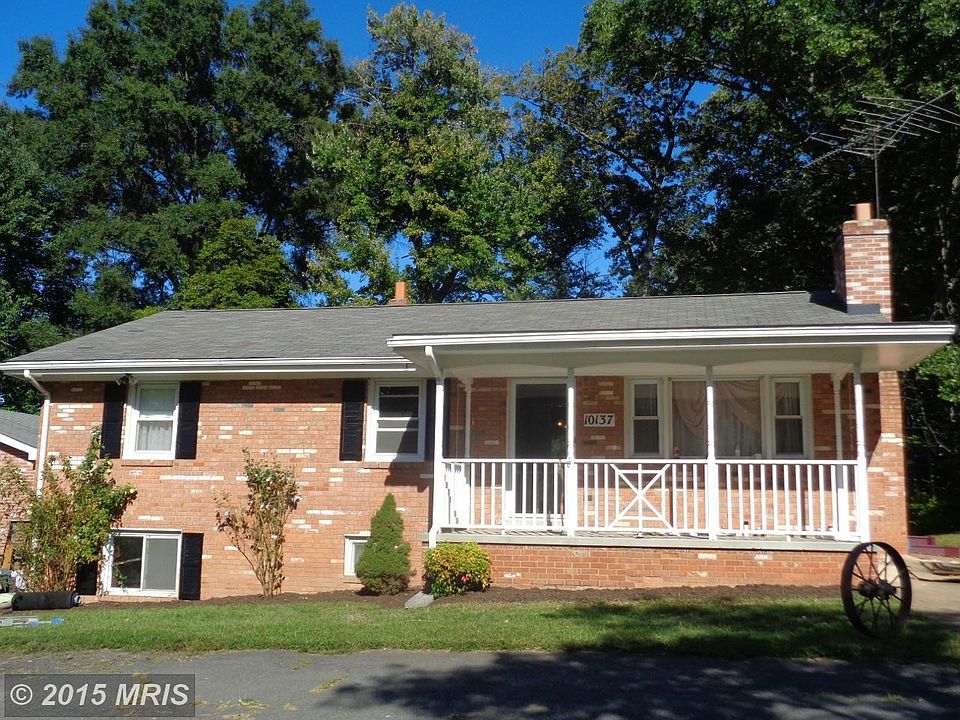 Brick Home, 2 finished levels on 1/2 Acre