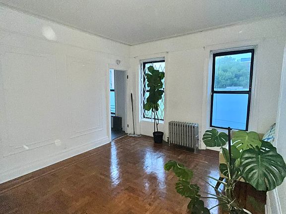 3rd image of 257 Vernon Ave #Top