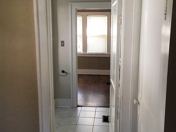 4th image of 810 NW 35th St