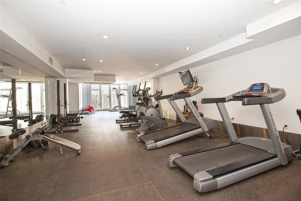 Rented by Space Marketing Shop | media 16