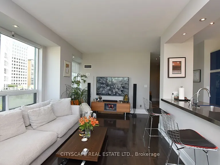 903 Bloor St W — Photo 7