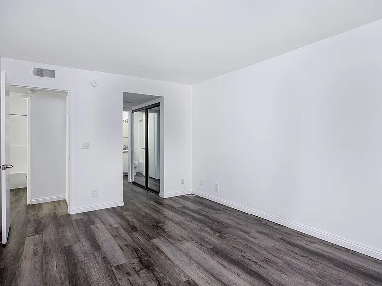 Hawthorne Apartments — Photo 23