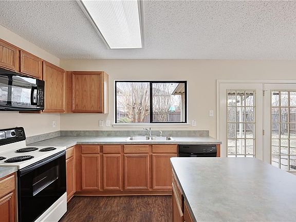 3rd image of 309 Sandlewood Ln