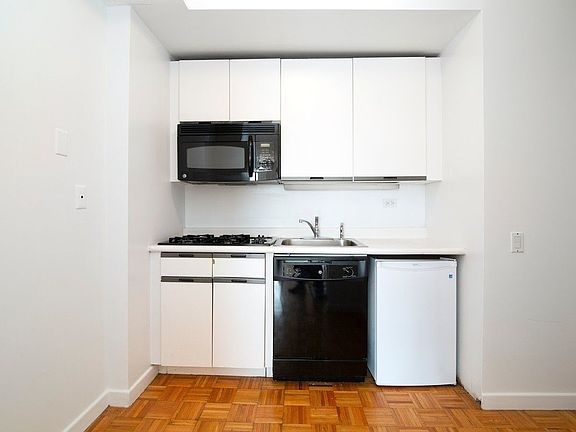 4th image of 500 W 43rd St APT 21A