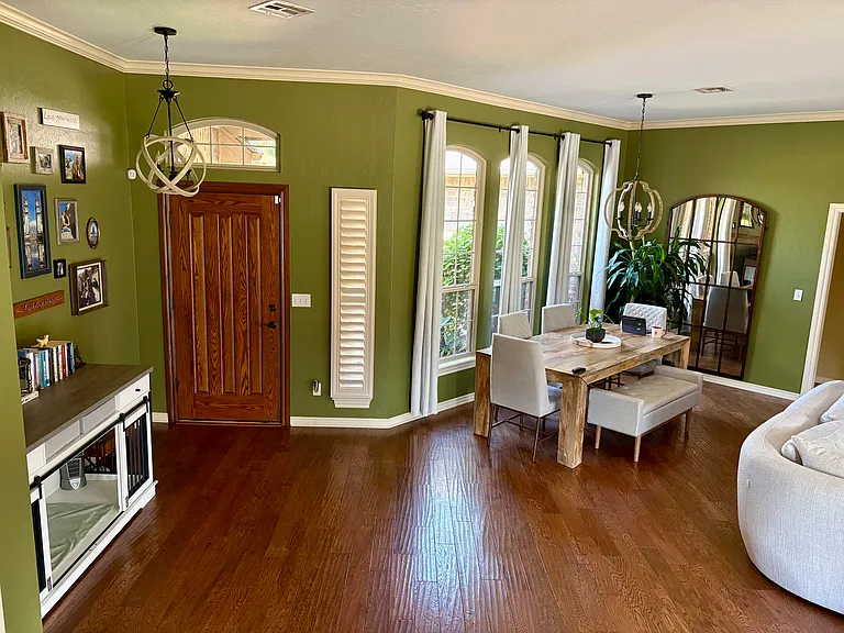 1103 Dalton Ct — Photo 2