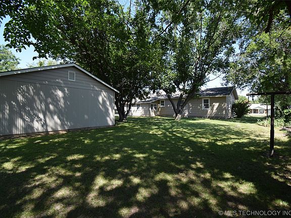 3rd image of 303 N Owen Walters Blvd