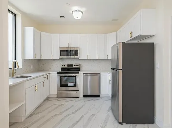 326 Avenue U image 2 of 7