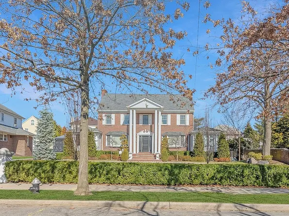 23 Center Dr, Malba, NY 11357