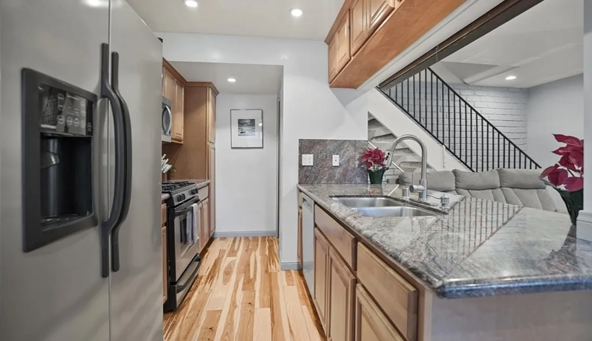 2 bed, 834 sqft, $2,700 — Photo 4