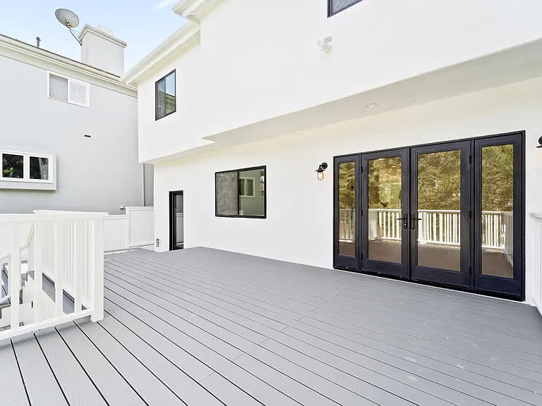 Expansive deck