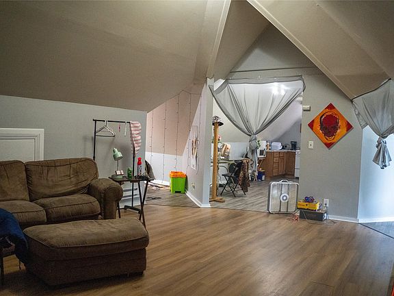 4th image of 405 W Church St