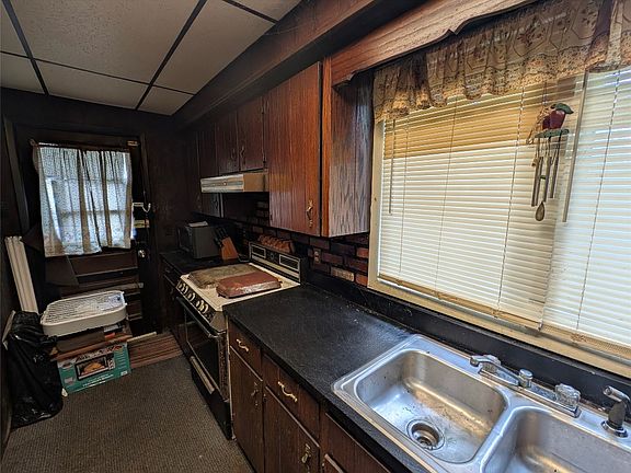 3rd image of 309 Seeley Ave