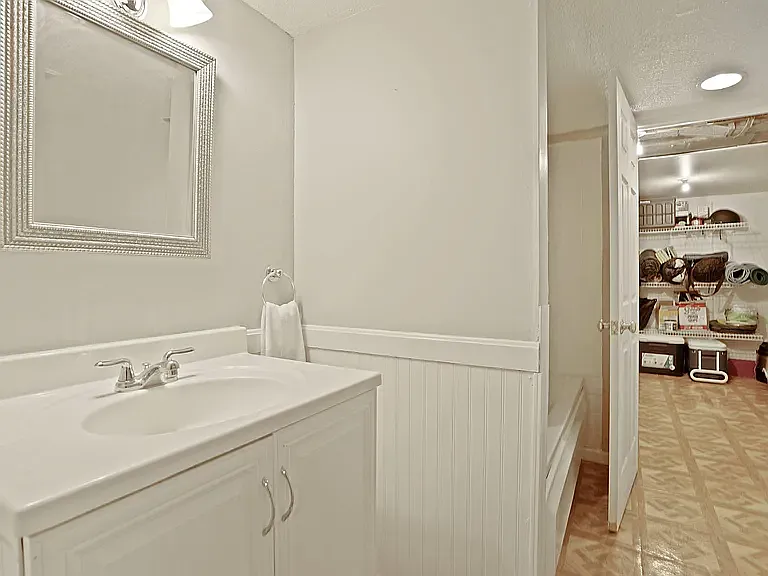2918 Monroe Pl — Photo 18