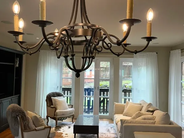 7589 Curtis St, Burnaby, BC V5A 4W7