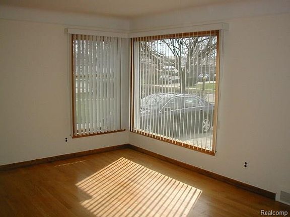 4th image of 27810 Manhattan St
