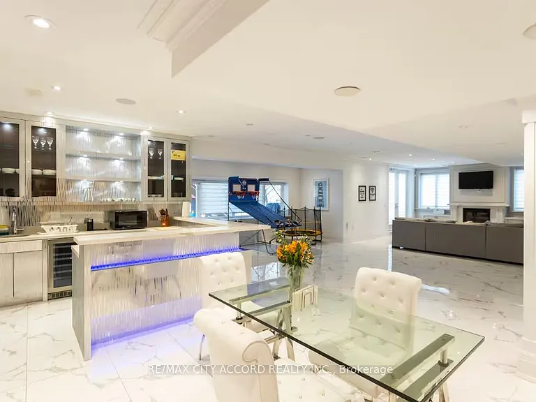 98 Upper Canada Dr — Photo 24