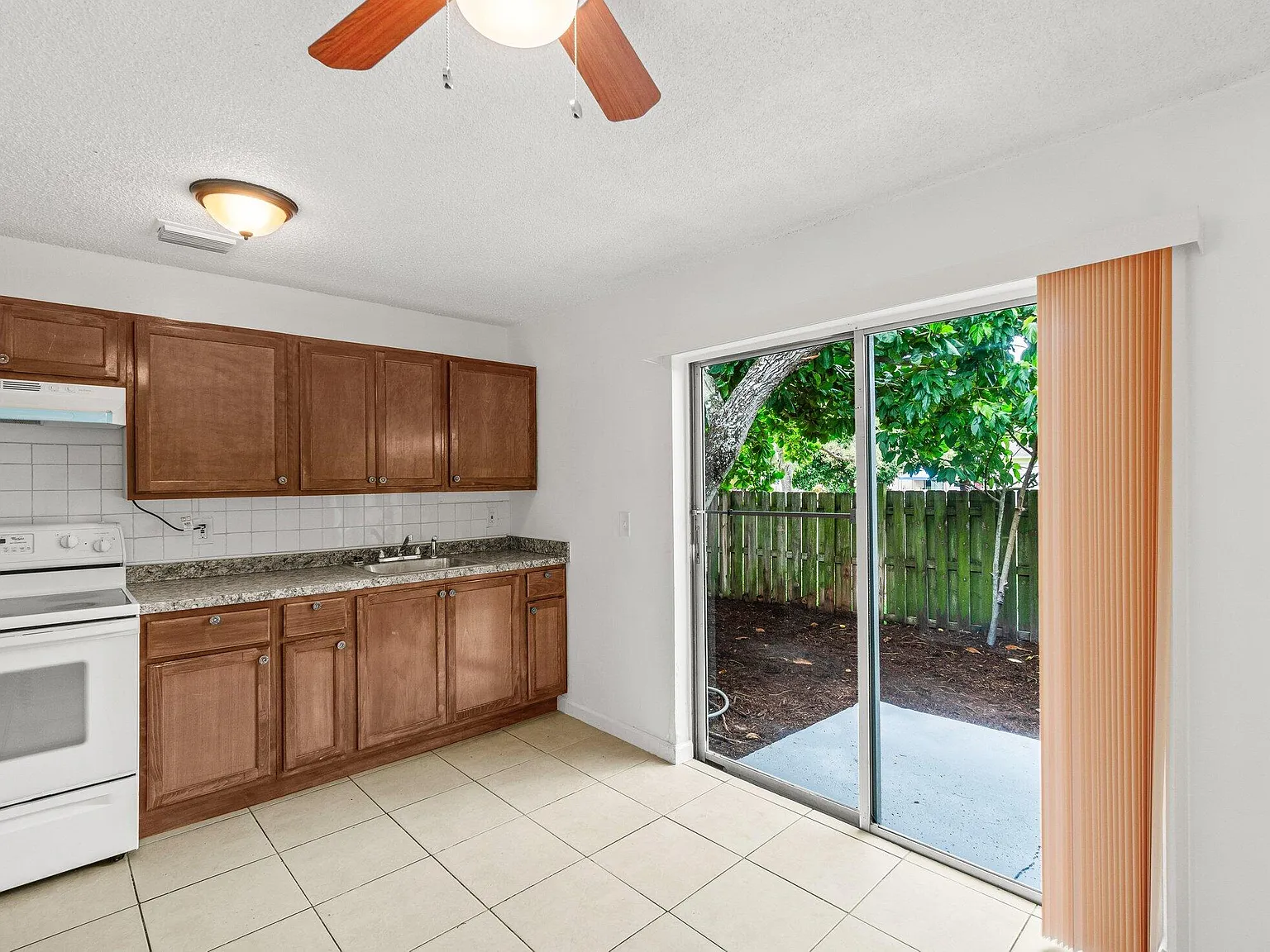 3 bed, 1.0 bath, 1050 sqft, $2,200 — Photo 4