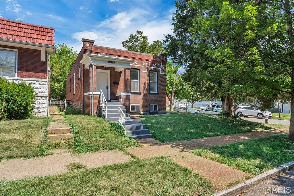 3 bed, 1.0 bath, 1200 sqft, $1,850 — Photo 3