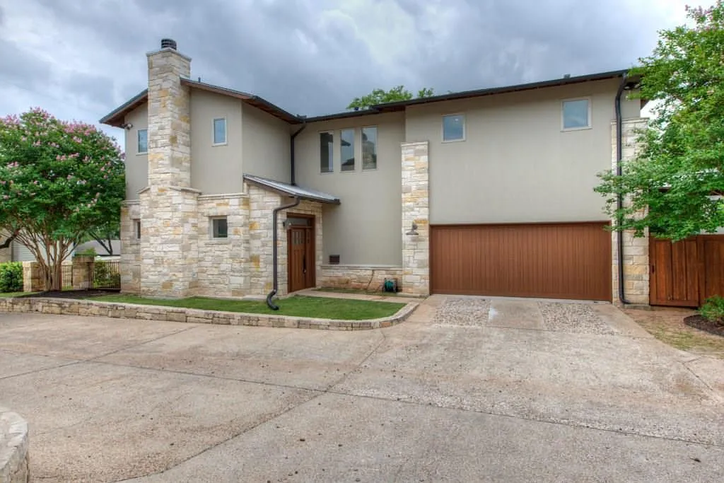 605 Peacock Ln — Photo 2