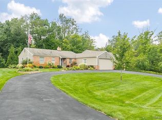 7601 Brookview Dr, Brighton, MI