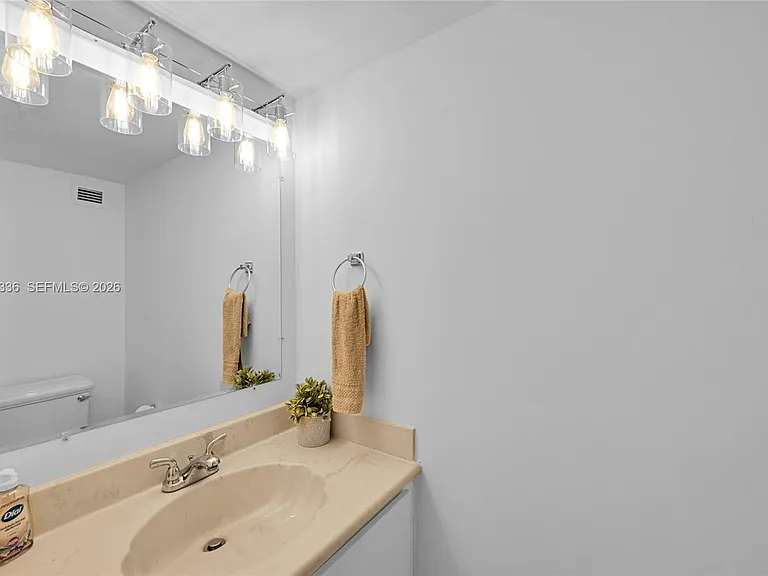 800 Parkview Dr #605 — Photo 16